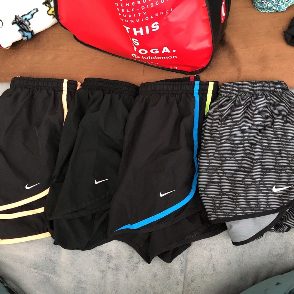 NIKE WOMEN’S DRY TEMPO SHORTS